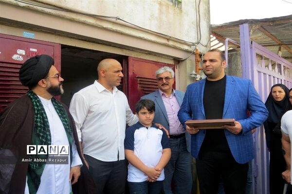 نصب پلاک افتخار المپین پهلوان حسین توکلی بر سردرب منزل