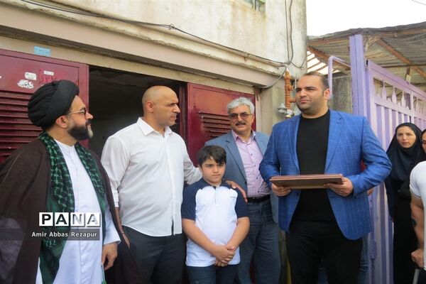 نصب پلاک افتخار المپین پهلوان حسین توکلی بر سردرب منزل