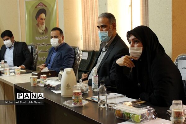 نشست کارگروه ساماندهی و نظارت بر تهیه  و توزیع لباس فرم دانش‌آموزان  خوزستان