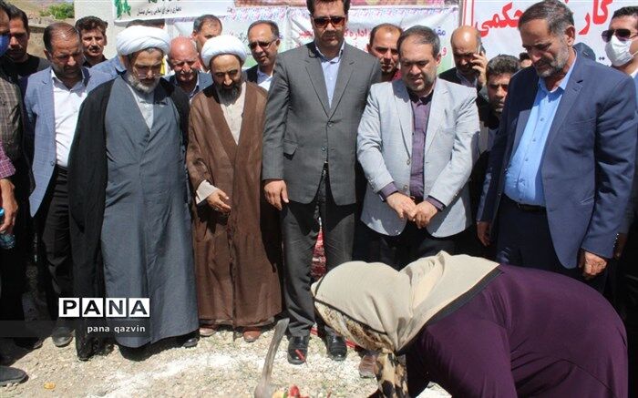 کلنگ آموزشگاه  خیرساز حکمی در روستای بهشتیان به زمین زده شد