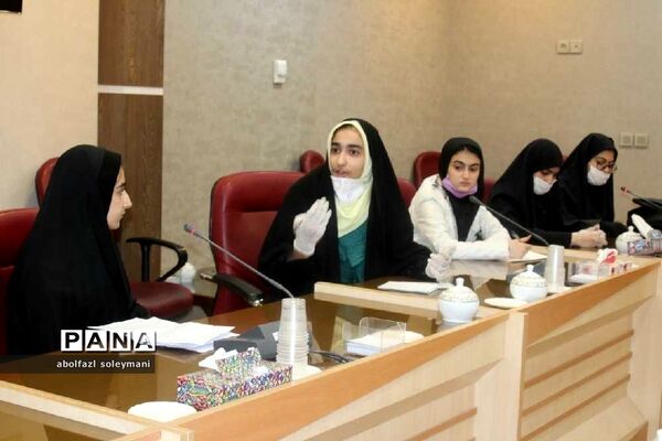 دیدار دانش آموزان دختر آوج با مشاور بانوان استانداری قزوین
