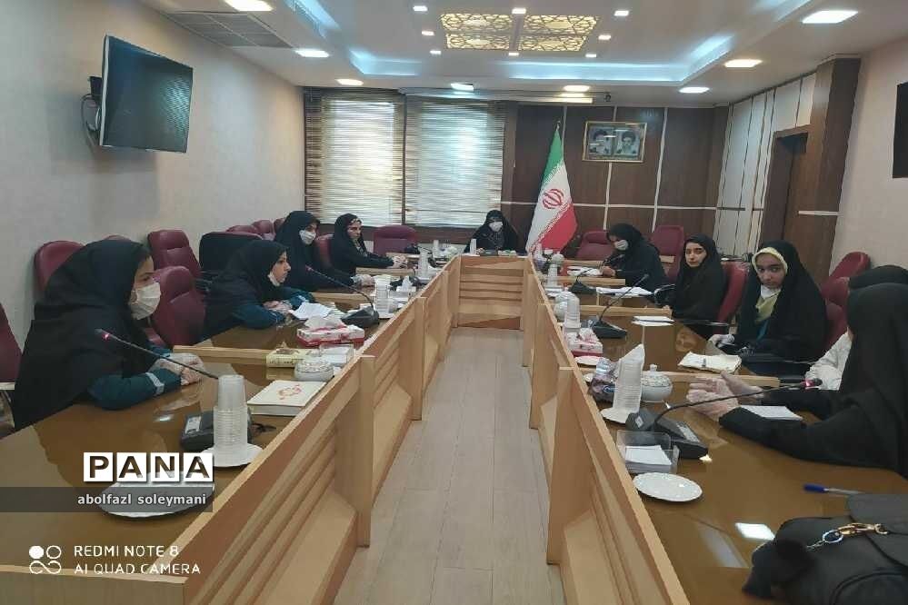 دیدار دانش آموزان دختر آوج با مشاور بانوان استانداری قزوین