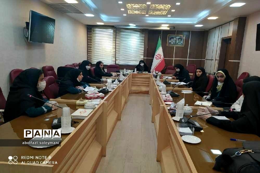 دیدار دانش آموزان دختر آوج با مشاور بانوان استانداری قزوین