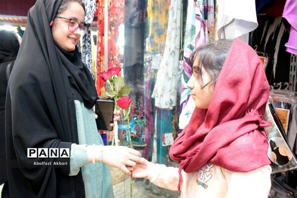 اهدای شاخه گل بین دختران خردسال در شهر ساری به مناسبت دهه کرامت