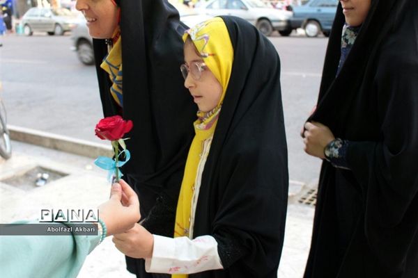 اهدای شاخه گل بین دختران خردسال در شهر ساری به مناسبت دهه کرامت