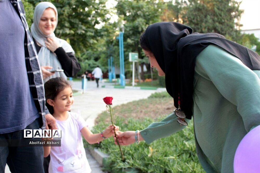 اهدای شاخه گل بین دختران خردسال در شهر ساری به مناسبت دهه کرامت