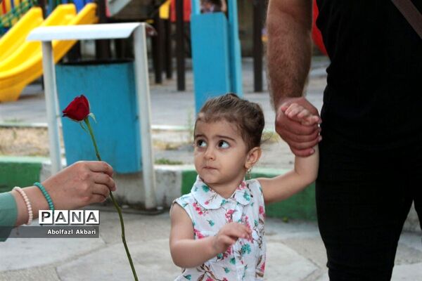 اهدای شاخه گل بین دختران خردسال در شهر ساری به مناسبت دهه کرامت