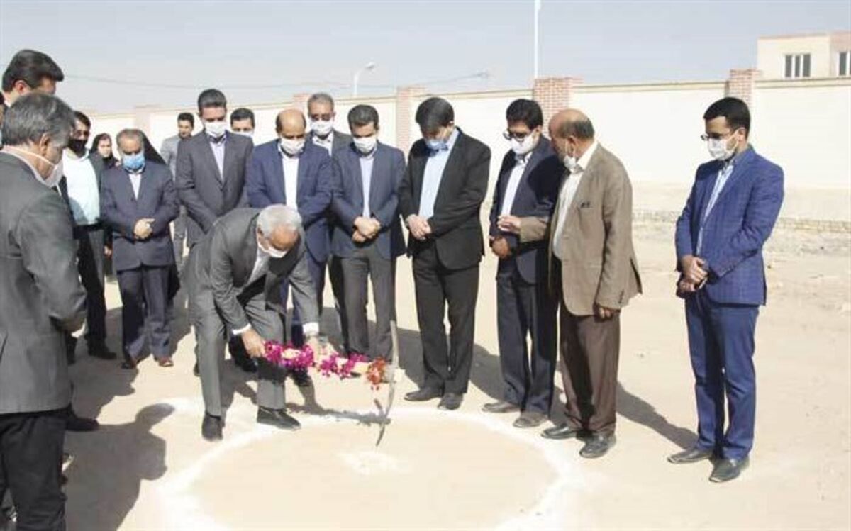 آیین کلنگ زنی یک مدرسه ۱۲ کلاسه مشارکتی در یزد