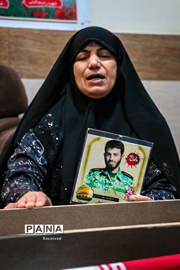 دیدار خانواده دو شهید مدافع حرم خان‌طومان با پیکر فرزندانشان