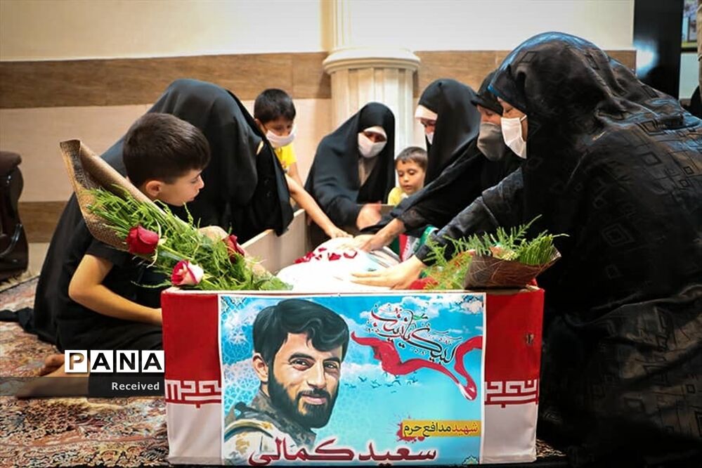 دیدار خانواده دو شهید مدافع حرم خان‌طومان با پیکر فرزندانشان
