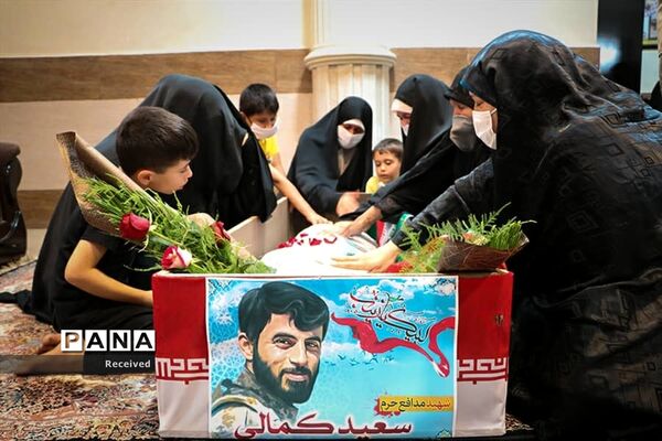 دیدار خانواده دو شهید مدافع حرم خان‌طومان با پیکر فرزندانشان