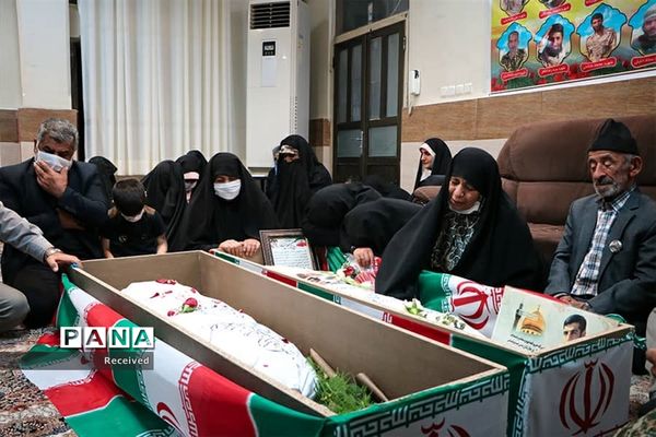 دیدار خانواده دو شهید مدافع حرم خان‌طومان با پیکر فرزندانشان
