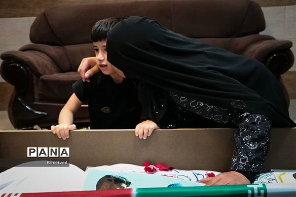 دیدار خانواده دو شهید مدافع حرم خان‌طومان با پیکر فرزندانشان