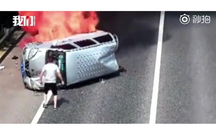 لحظه دلهره آور نجات سرنشینان از خودروی در حال سوختن!