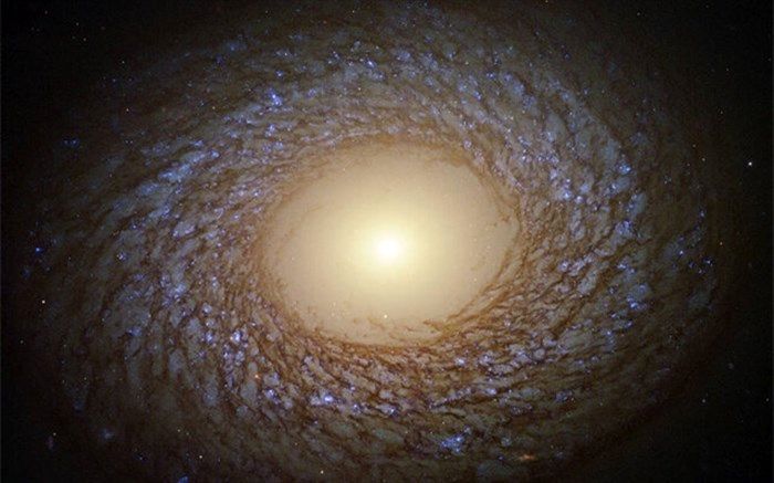 رصد یک کهکشان مارپیچی توسط تلسکوپ فضایی هابل + تصویر