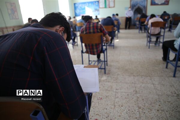بازدید اکرمی معاون آموزش متوسطه اداره‌کل از حوزه‌های امتحانی منطقه میانه