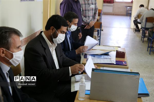 بازدید اکرمی معاون آموزش متوسطه اداره‌کل از حوزه‌های امتحانی منطقه میانه