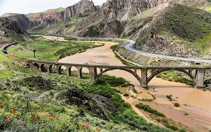 مراتب ثبت ملی 23 اثر فرهنگی‌تاریخی و صنعتی به استاندار آذربایجان شرقی ابلاغ شد