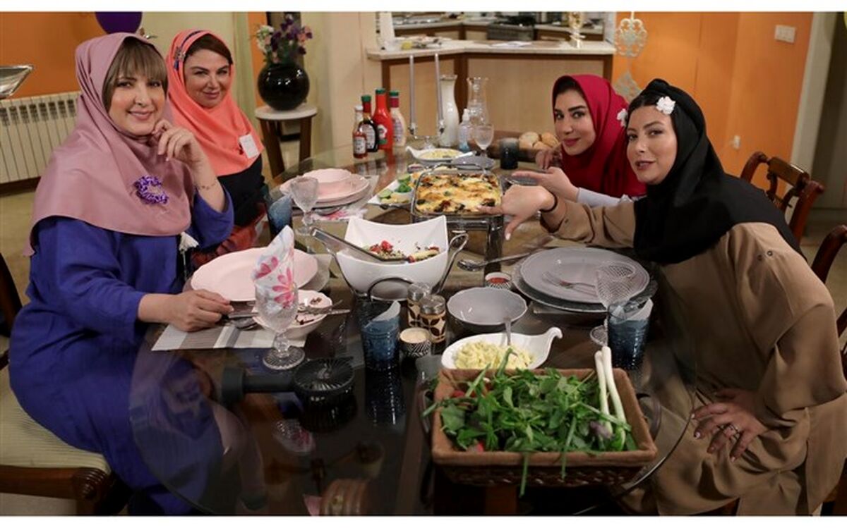 بازیگران زن سینما  با لباس‌های مدرسه به مهمانی می روند
