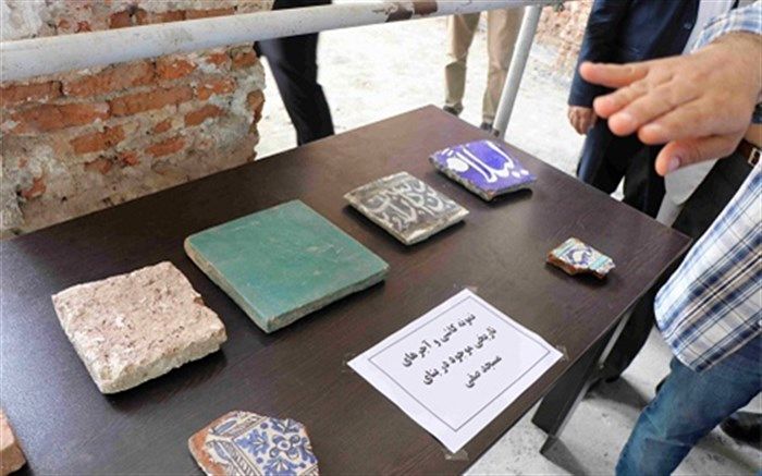 کشف بقایایی از کاشی های لعابدار و گورستانی بزرگ در مجموعه‌ی مسجدصفی رشت