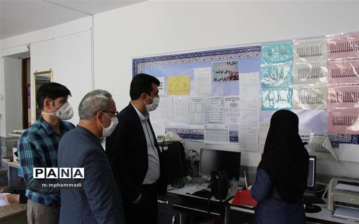 بهمن صفرپور در بازدید سرزده ناظر پروسه ثبت‌ نام دانش‌آموزان در مدارس شهرستان بود
