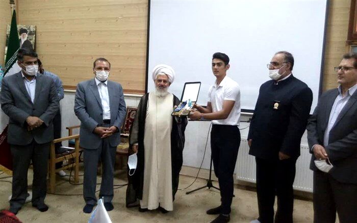 دانش آموز زنجانی مدال های ورزشی قهرمان جهان و آسیا را به آستان قدس رضوی اهدا کرد