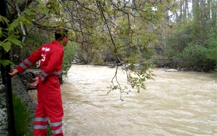 هموطنان گردشگر به رودخانه خروشان کرج نزدیک نشوند