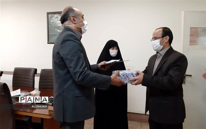 قدردانی معاون پرورشی منطقه چهار از برگزیدگان  مسابقات فرهنگیان