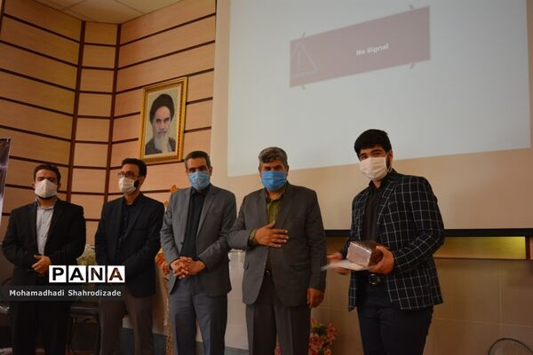 تجلیل از دانش آموزان برگزیده ناحیه 1 مشهد در مسابقات قرآن عترت و نماز خراسان رضوی