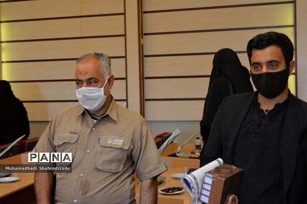 تجلیل از دانش آموزان برگزیده ناحیه 1 مشهد در مسابقات قرآن عترت و نماز خراسان رضوی