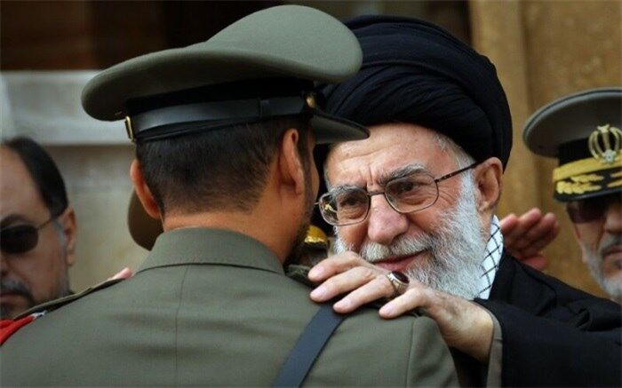 پرچم و نشان فداکاری به دانشگاه افسری امام علی(ع) ارتش اهدا می‌شود