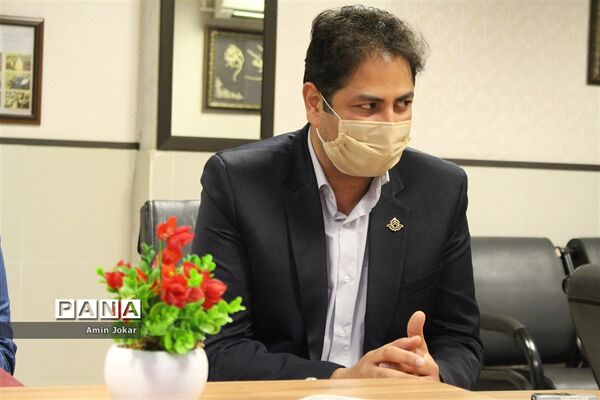تجلیل مدیرکل آموزش و پرورش استان فارس و رئیس سازمان دانش‌آموزی استان از خبرنگاران پانا