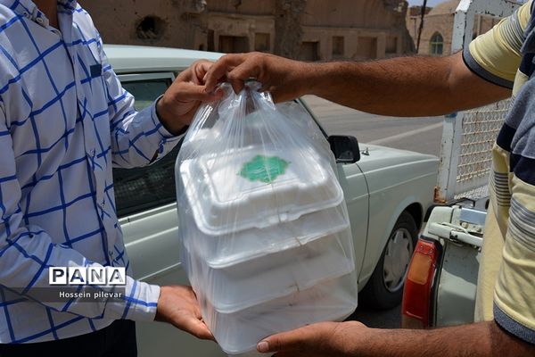 توزیع غذا به مناسبت عید غدیر خم در شهرستان خوسف