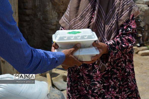 توزیع غذا به مناسبت عید غدیر خم در شهرستان خوسف