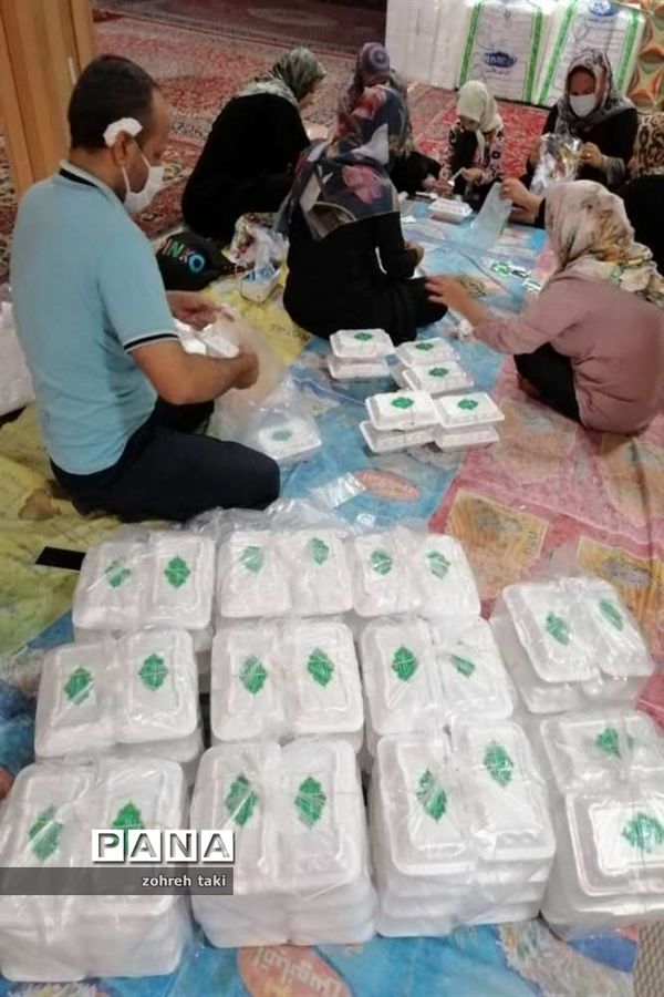 آماده سازی و توزیع غذا بین نیازمندان خراسان جنوبی