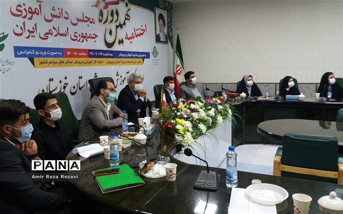 حضور نمایندگان مجلس دانش اموزی  خوزستان در  آیین  اختتامیه نهمین دوره مجلس دانش آموزی کشور