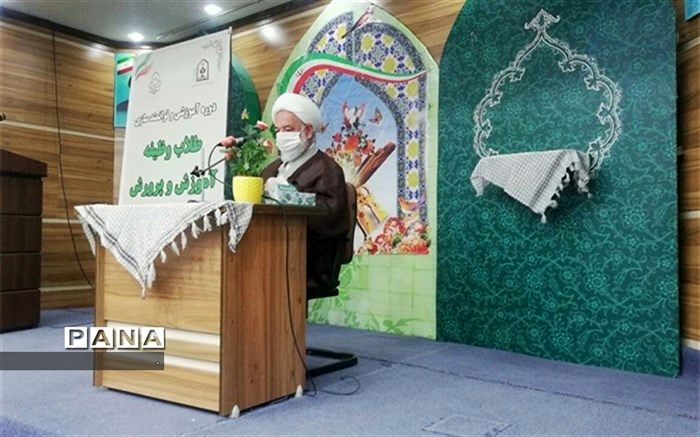 طلاب معارف اسلامی را با زبان ساده به دانش‌آموزان منتقل کنند