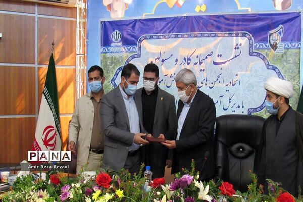 نشست کادر و اعضای اتحادیه انجمن های اسلامی  دانش آموزان استان خوزستان با مدیرکل آموزش و پرورش