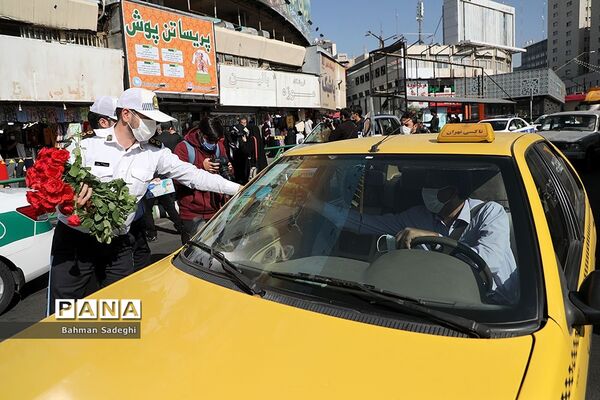 توزیع گل و ماسک در اولین روز از هفته ناجا