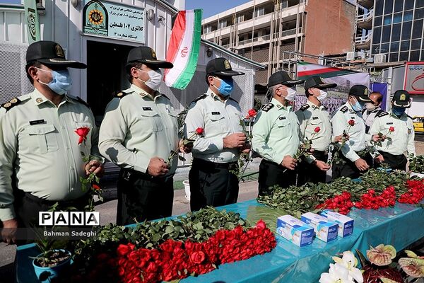 توزیع گل و ماسک در اولین روز از هفته ناجا