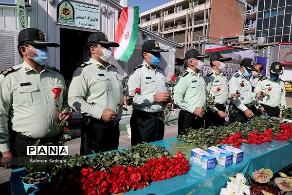 توزیع گل و ماسک در اولین روز از هفته ناجا