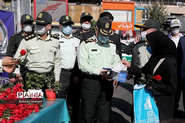 توزیع گل و ماسک در اولین روز از هفته ناجا
