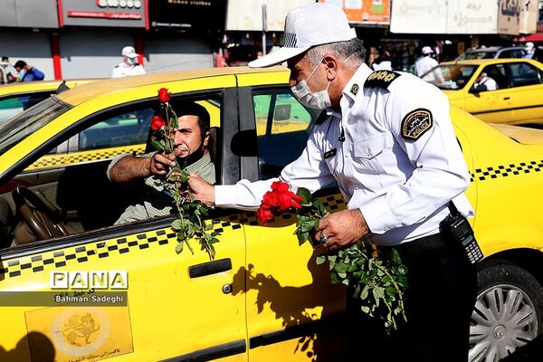 توزیع گل و ماسک در اولین روز از هفته ناجا