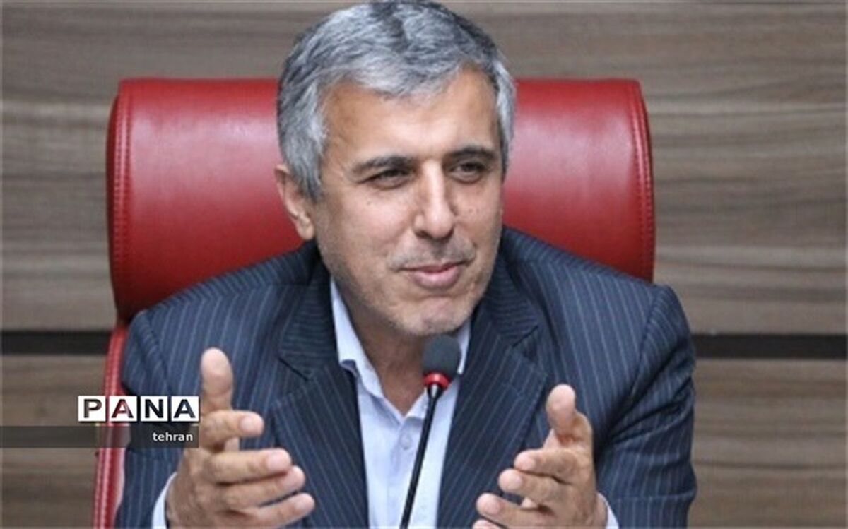 مدرسه منبع اصلی تغذیه فرهنگی جامعه است بنابراین همه کارها باید در مدرسه متمرکز شود