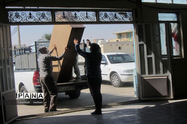 اهدای تجهیزات یک خیر به مدرسه نیازمند در امیدیه