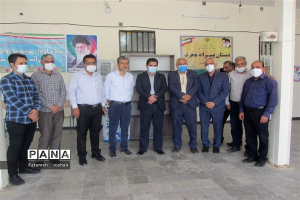 اهدای تجهیزات یک خیر به مدرسه نیازمند در امیدیه