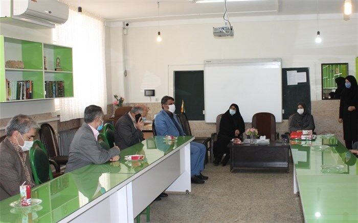 بازدید مدیر کل ارزیابی عملکرد و پاسخگویی به شکایات وزارت آموزش و پرورش از مدارس استان زنجان