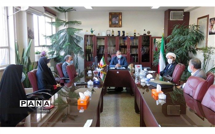 فروتن: رشته معارف و علوم انسانی می تواند پیشانی رشته های تحصیلی منطقه 18تهران شود