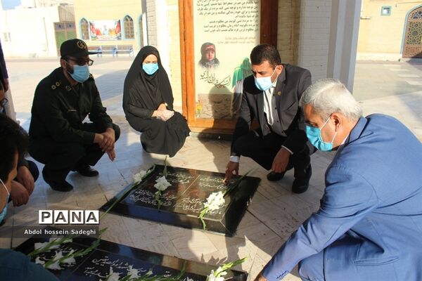 تجدید میثاق معاون پرورشی و فرهنگی اداره کل آموزش و پرورش استان بوشهر با شهدای دانش آموز و فرهنگی