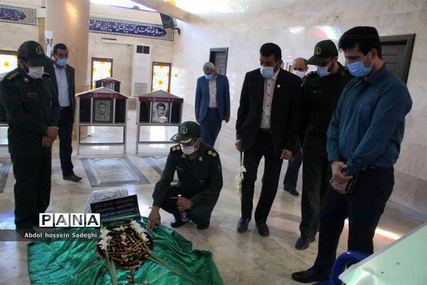 تجدید میثاق معاون پرورشی و فرهنگی اداره کل آموزش و پرورش استان بوشهر با شهدای دانش آموز و فرهنگی